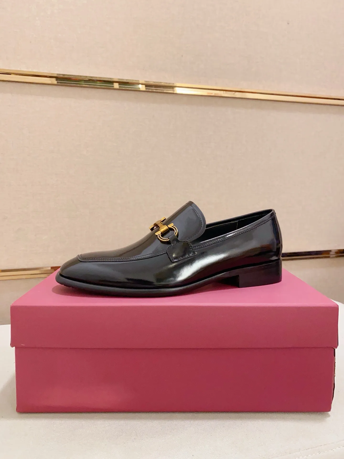Men's shoes💰: 520💰 High version Ferragamo quality! 🆕🆕Exclusive hot-selling products in stock🔥🔥New products on the shelves, high-quality shoes, high-end driving shoes, with complete packaging! 💪 💪 Material: imported patented cowhide 🐂 + imported high-quality water-dyed cowhide lining + wear-resistant outsole 👍🏻👍🏻 Features: high-end and comfortable, purely handmade 🚀 🚀 Create the perfect shoes that suit you best 🔥 🔥 Size: (38-44) Can be customized 45 non-returnable!